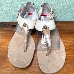 Women's Boutique 9 Tan and White Thong Sandals size 9.5 NIB